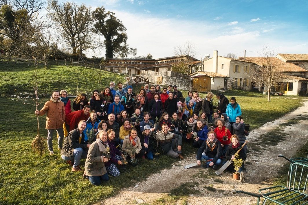 Photo de groupe des stagiaires devant le bâtiment