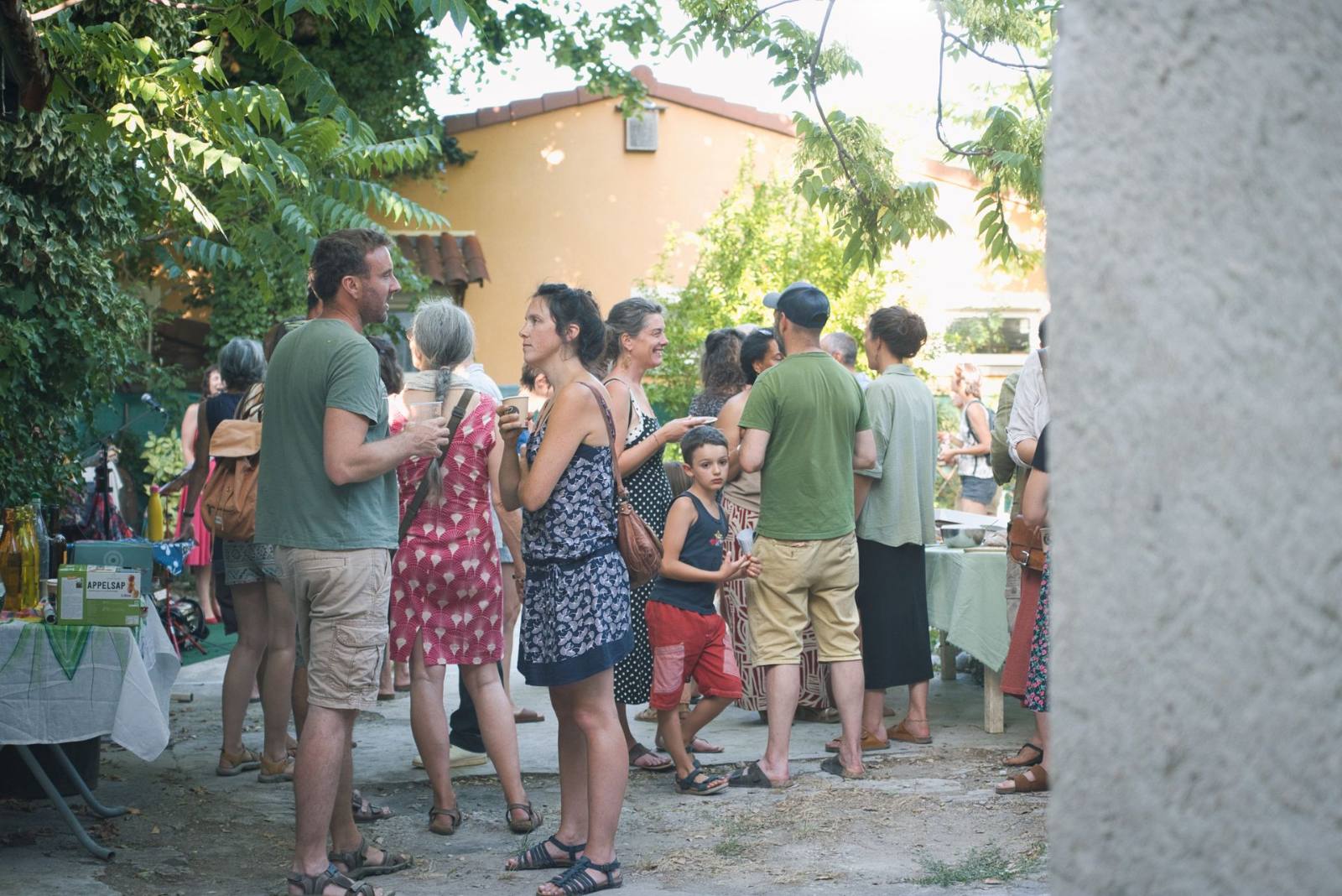 Convives réunis dans le jardin