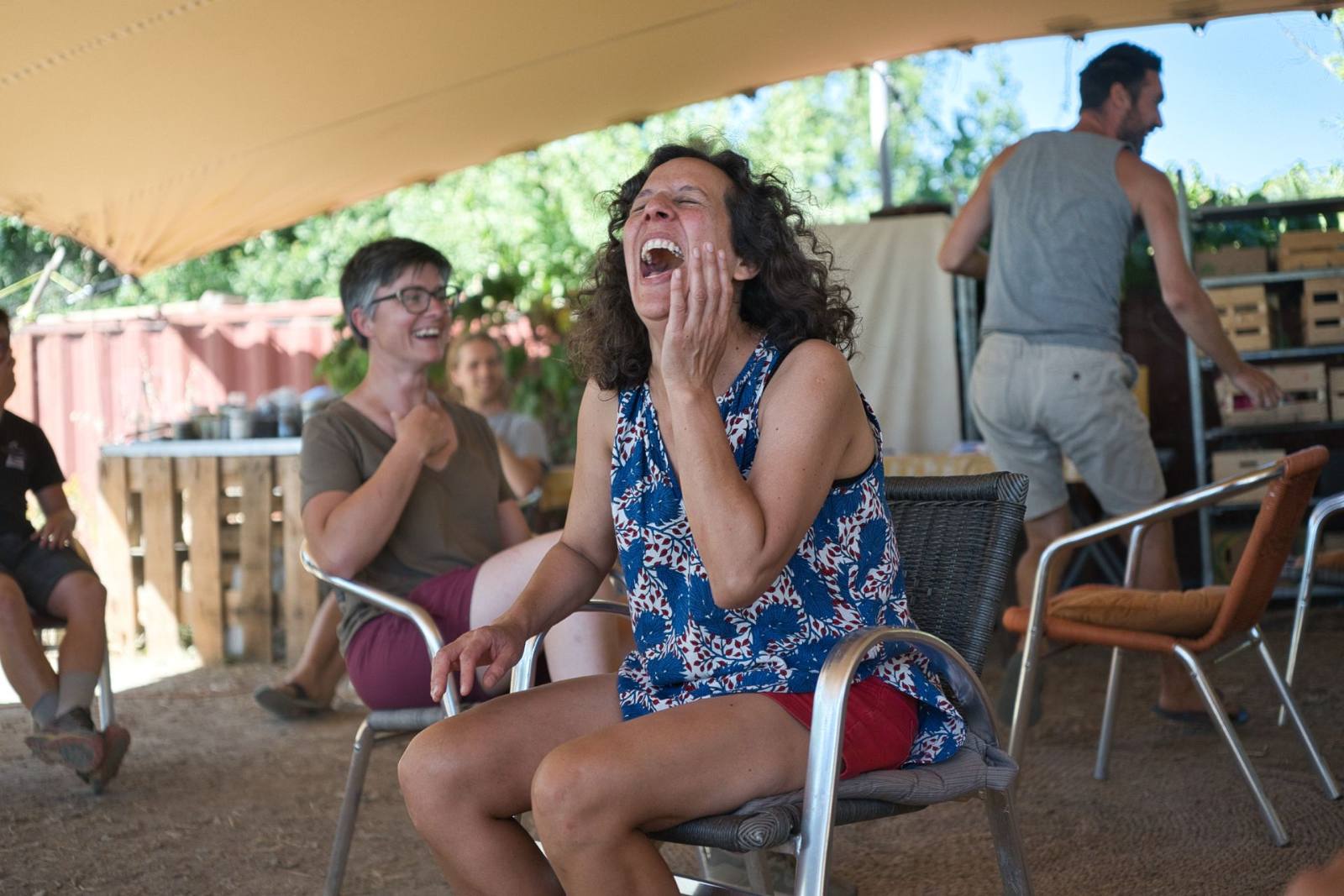 Stagiaires riant sous une tente pendant une pause