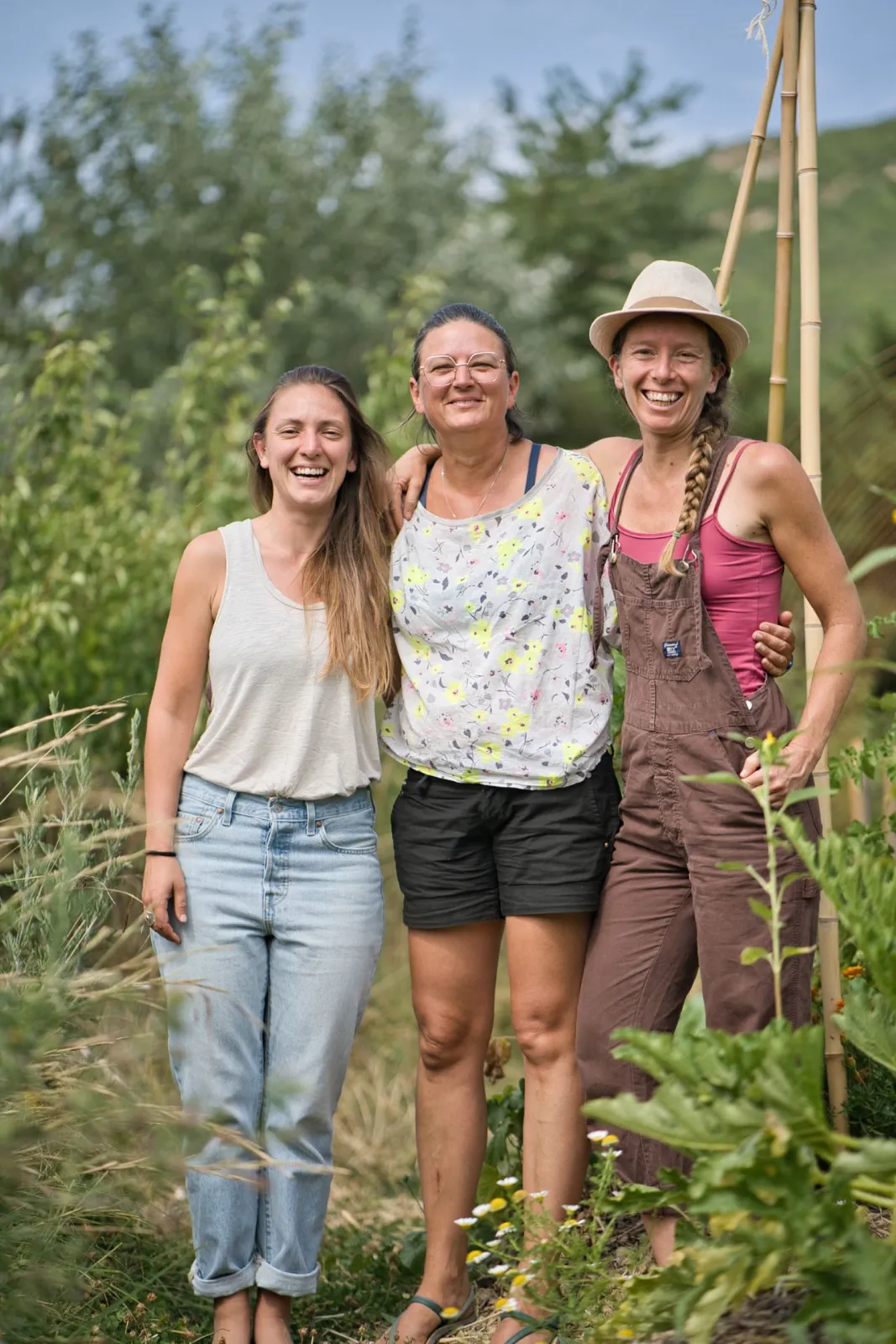 Trois participantes posant devant le jardin
