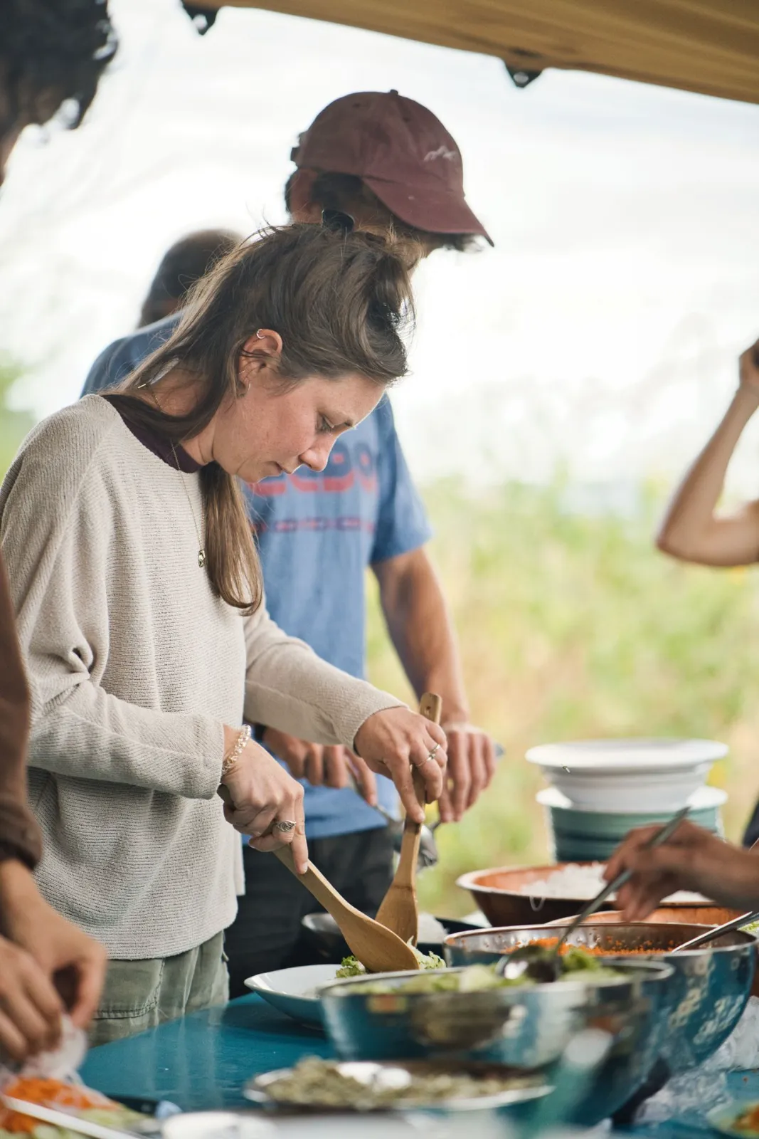 Participantes préparant un repas en cuisine