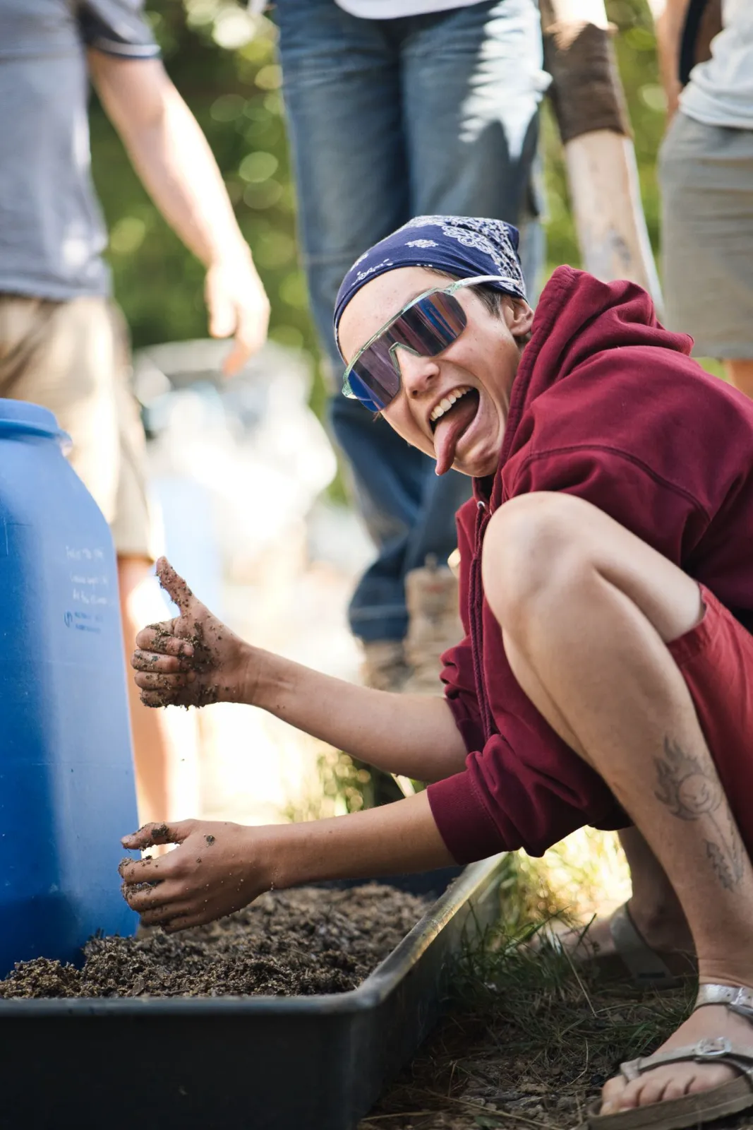 Participant accroupi plantant dans le jardin