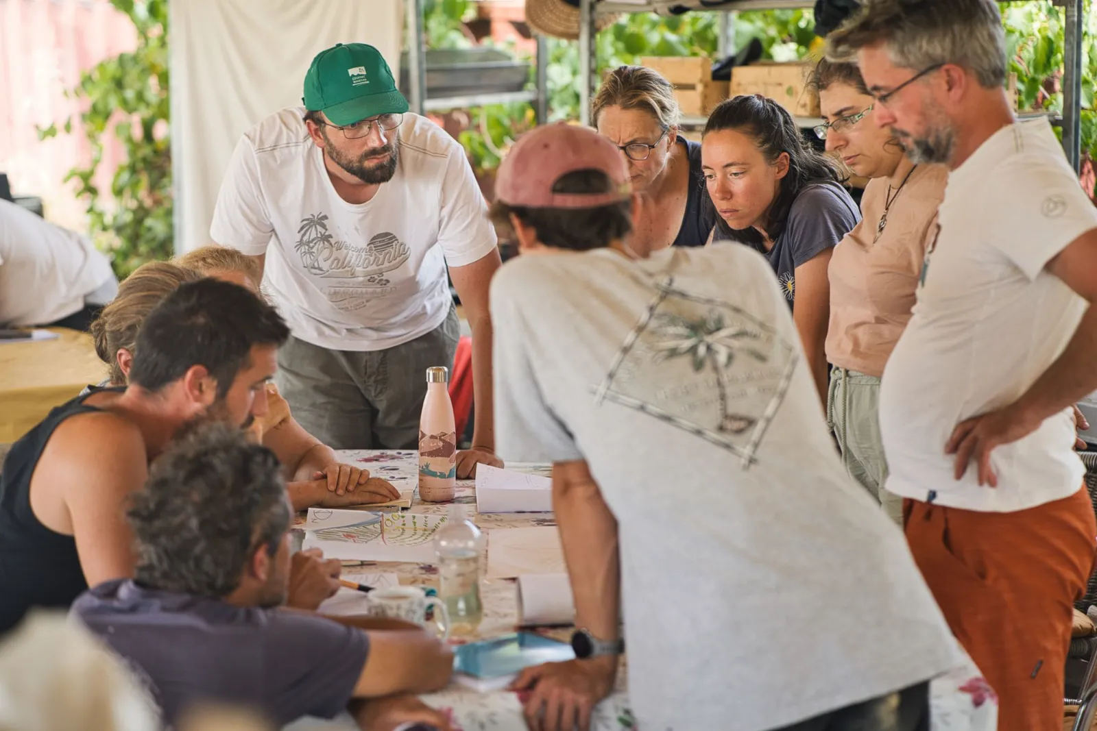 Stagiaires travaillant ensemble sur un design