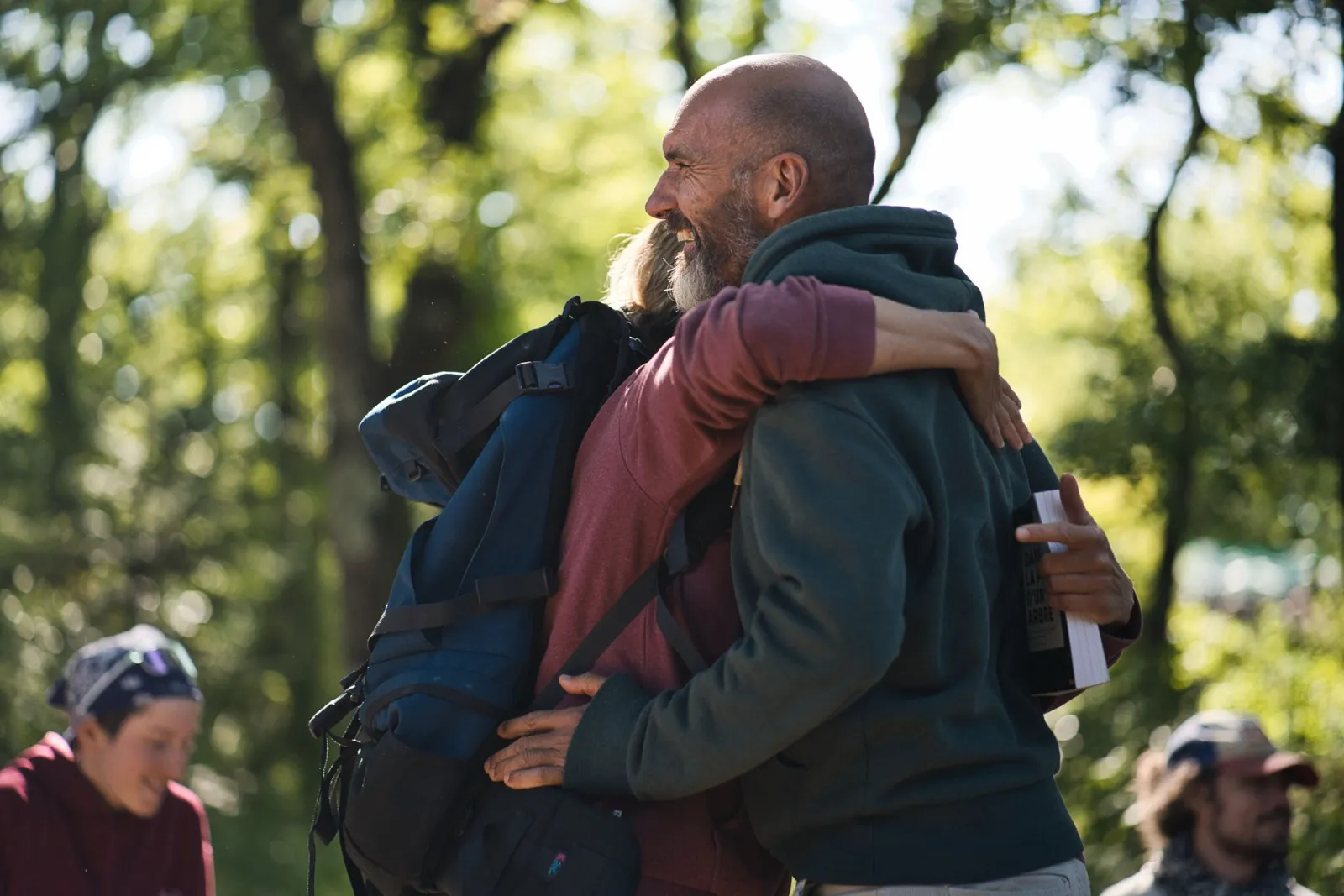 Deux participants qui se prennent dans les bras