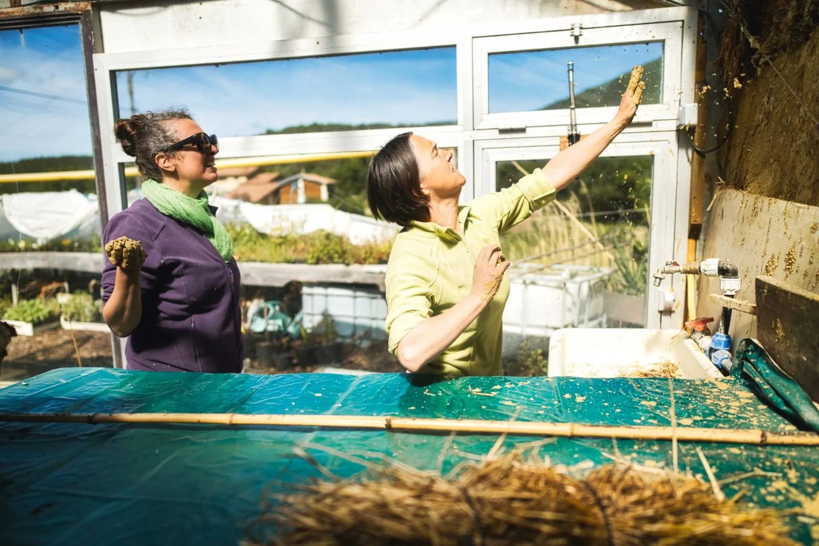 Atelier construction en terre et paille dans la serre