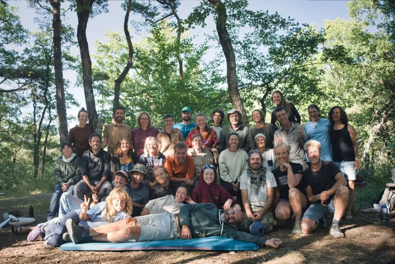 Photo de groupe des stagiaires assis sous les arbres