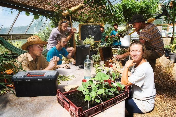 Bienvenue à l'école pratique des paysages de demain ! Ce compagnonnage d'une durée de 9 à 12 mois est une opportunité unique de s’immerger, de pratiquer et d’intégrer les fondamentaux transmis lors du Cours Certifié de Design en Permaculture. Ici, vous apprendrez à designer les paysages régénératifs de demain ! 