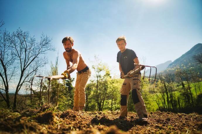 Les Permacamps, les chantiers d’été de la Pépinière des Alvéoles sont animés par l’équipe des Alvéoles (Antoine Talin, François Goldin, etc…).  Ils sont gratuits et se situent sur les sites des Jardins conservatoires des Alvéoles ; notamment au Jardin des Vignes.  L’occasion de se reconnecter à la nature et de contribuer à un projet permacole porteur de sens :) ! 